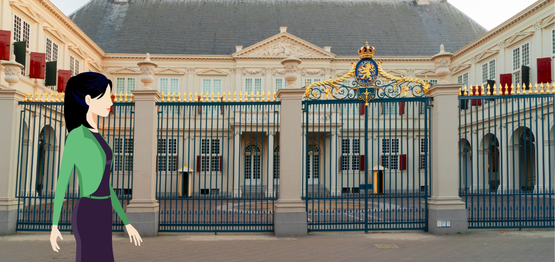Persoon voert online betaling uit op laptop en houdt bankpas in de hand.